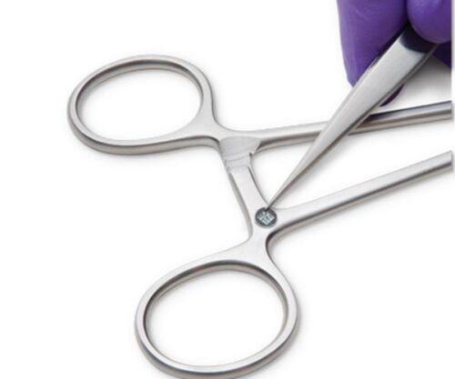 Štítky na vysledovateľnosť chirurgických nožníc