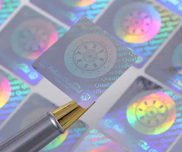 Rückseite einer goldenen Kreditkarte mit einem holografischen Aufkleber und  Sicherheitscode auf einem weißen Hintergrund isoliert. Designelement mit  Clipping-Pat gespeichert Stockfotografie - Alamy